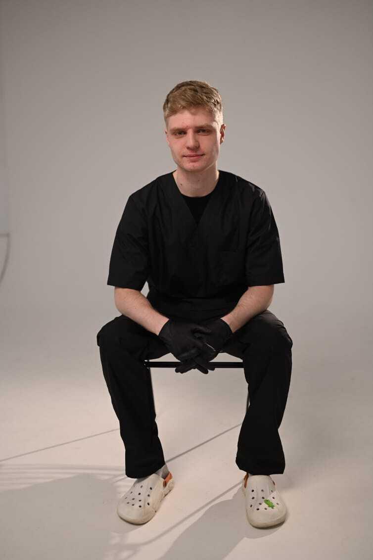 В стоматологическую поликлинику трудоустроен молодой доктор, врач-стоматолог Морозов Александр Андреевич